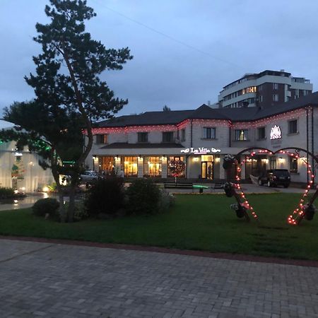 Park Hotel Karaganda Bagian luar foto