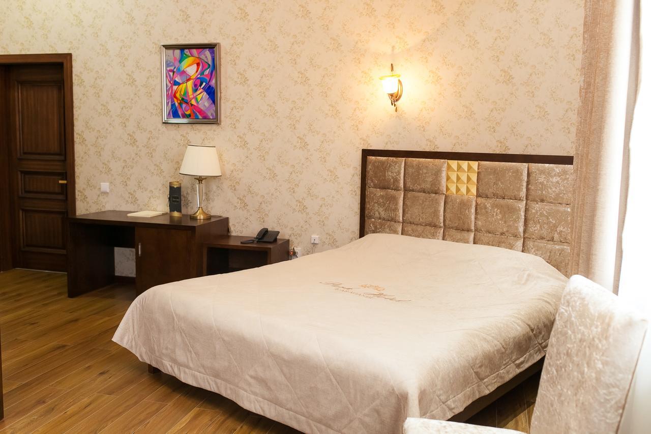 Park Hotel Karaganda Bagian luar foto